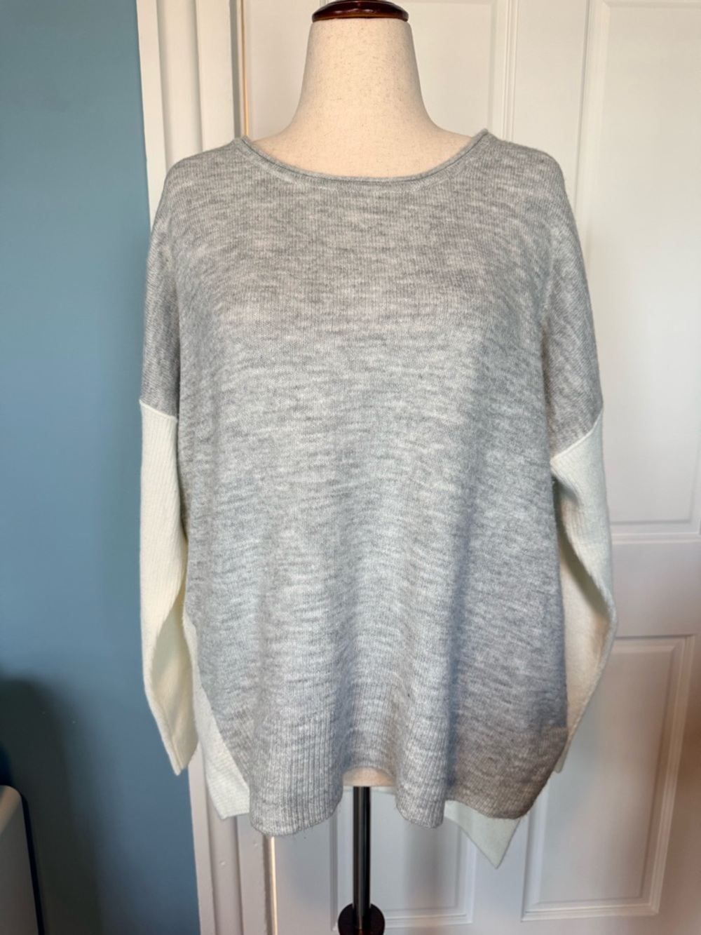 Simply Vera Light Gray and Cream Colorblock Asymmetrical Pullover Sweater